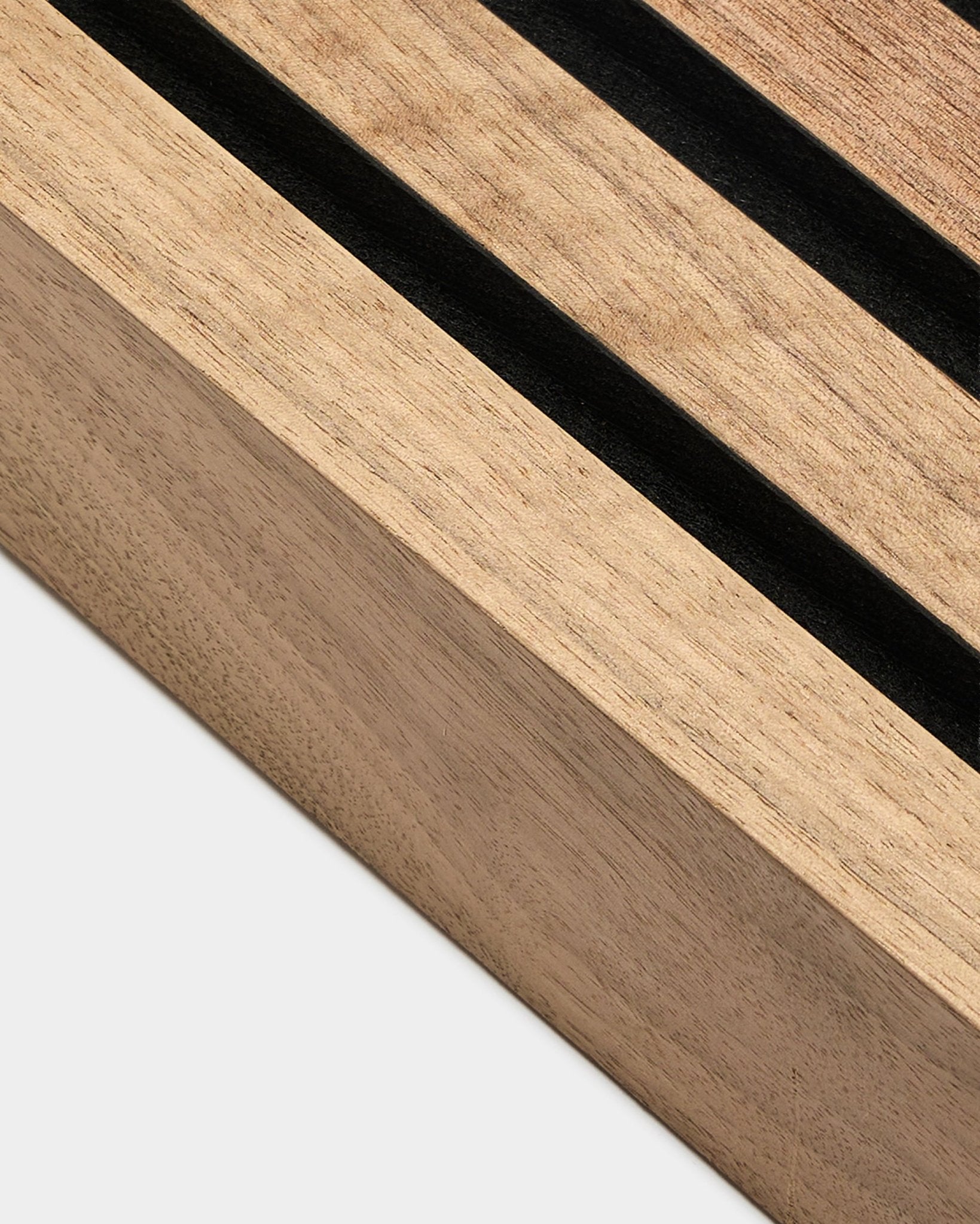Close-up of WoodUpp Akupanel end lamella in walnut, 6.7 cm width, MDF frame with black acoustic felt backing, displayed on a light gray background.