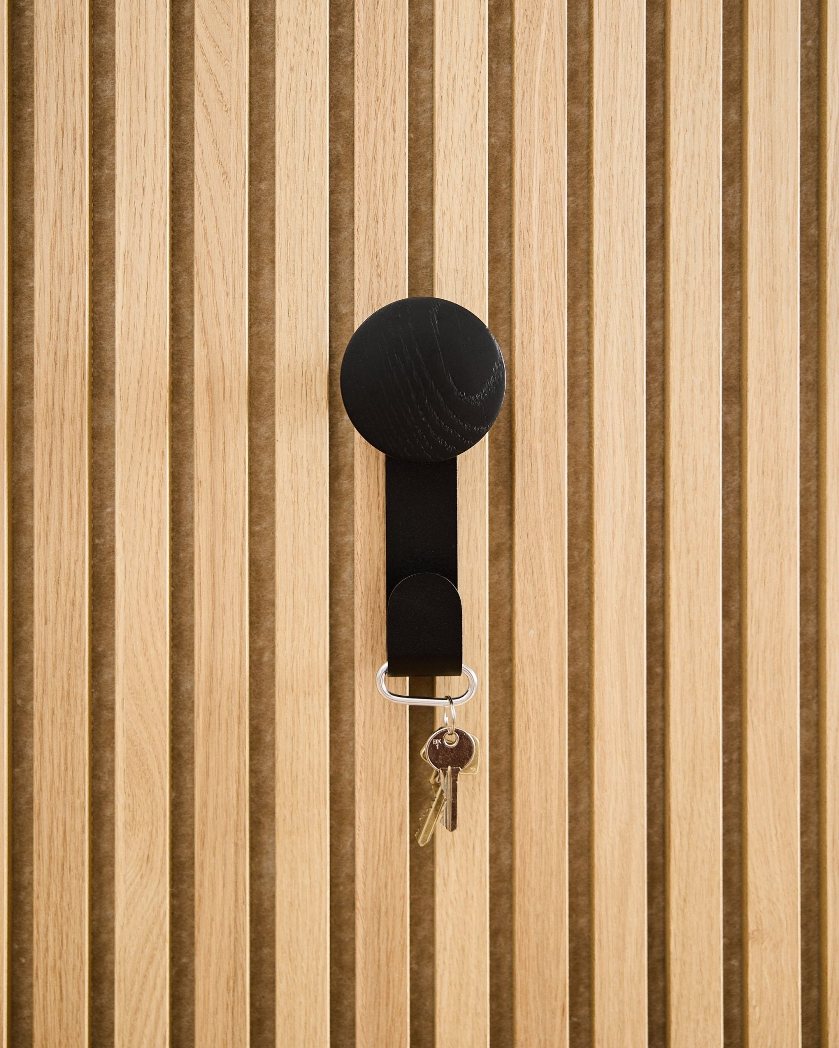 Linn | Vertical Hanger / Black Oak