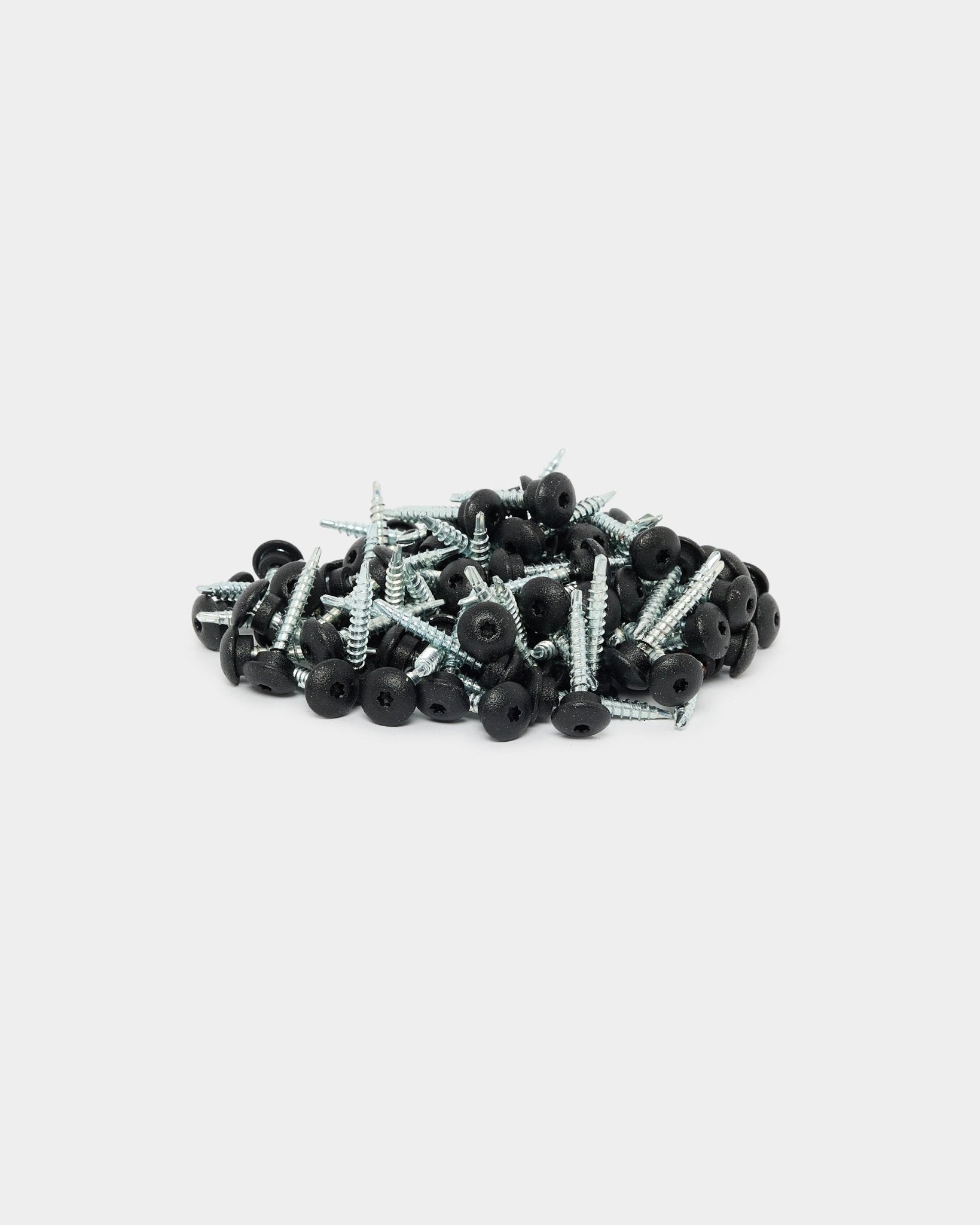 Black 4.8x35 mm WoodUpp front screws with Ø9.5 mm washers, pack of 100, designed for secure installation of Aluwood outdoor facade panels.